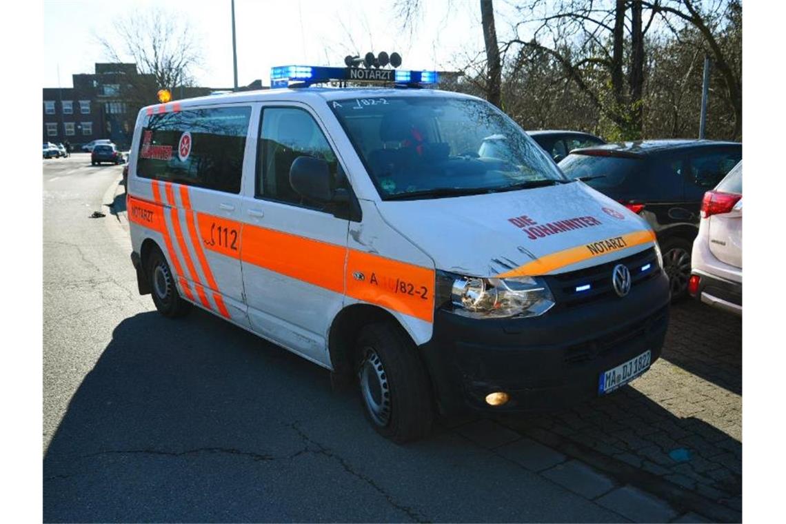 Notärzte versorgen die Verletzten des Amoklaufes auf dem Gelände der Heidelberger Universität. Foto: R.Priebe//Pr-Video/dpa