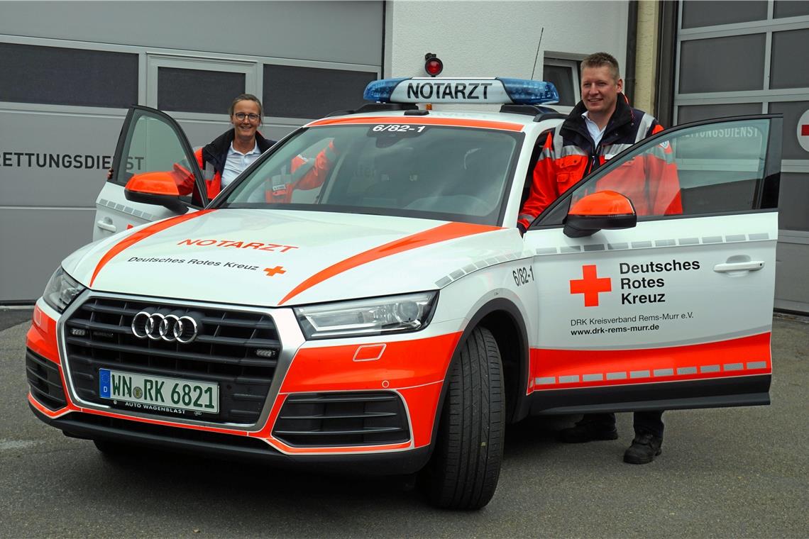 Notärztin Birgit Finkenthei und Notfallsanitäter Markus Rader gehören zu den Einsatzkräften der DRK-Rettungswache in Welzheim. Foto: C. Siekmann