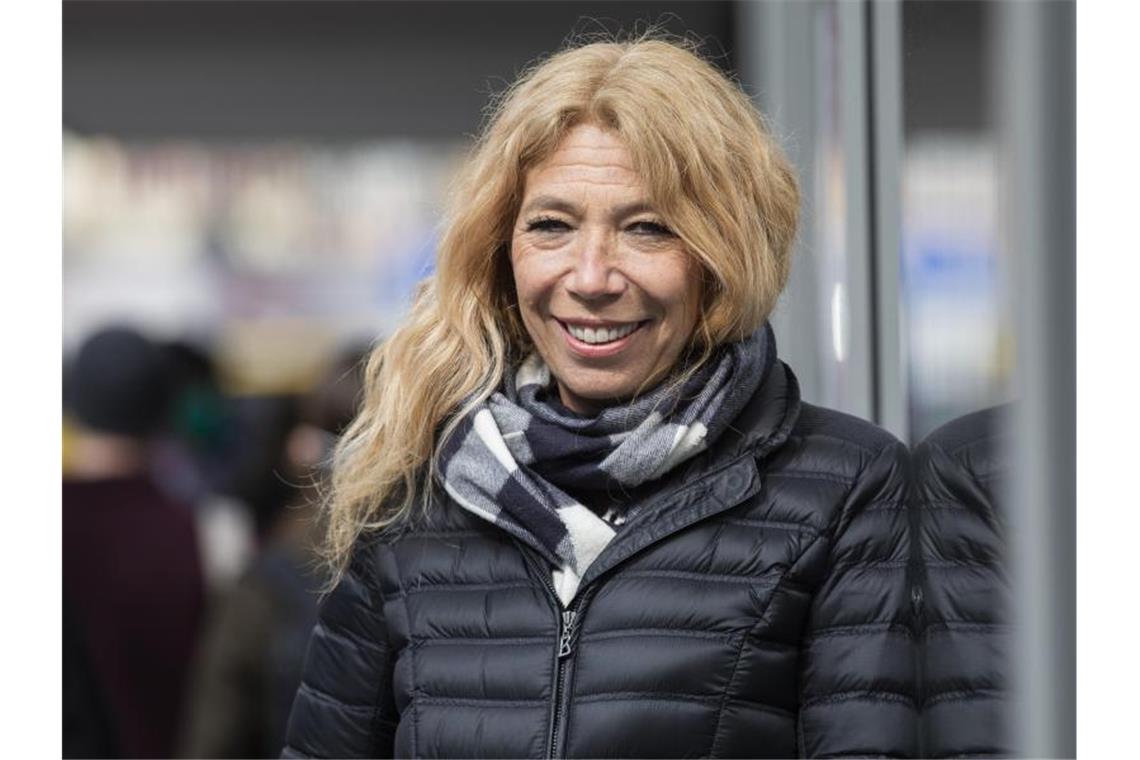 Sport für Kinder trotz Corona: Notärztin startet #BewegtEuch Notärztin Lisa Federle steht in der Tübinger Innenstadt vor einer Corona-Schnelltest-Station. Foto: Tom Weller/dpa/Archivbild