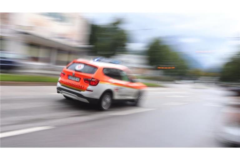 Notarzt-Einsatz im Ortenaukreis: Ein Bus mit mehreren Kindern ist gegen einen Lastwagen gekracht (Archivbild).