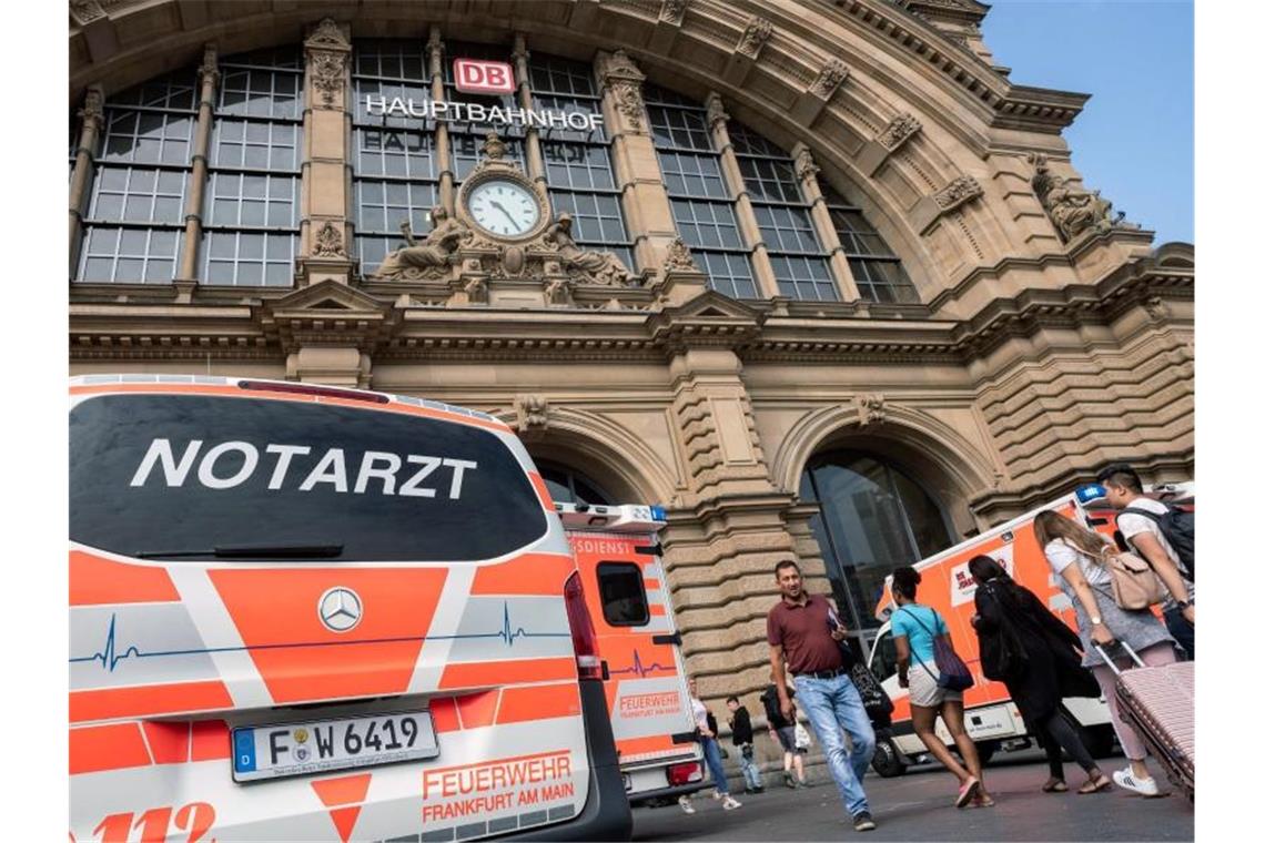 Achtjähriger und Mutter vor ICE gestoßen - Kind stirbt Notarztwagen vor dem Frankfurter Hauptbahnhof. Foto: Frank Rumpenhorst