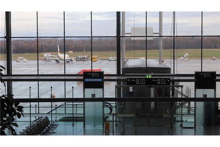 Notausgänge führen zum Rollfeld.