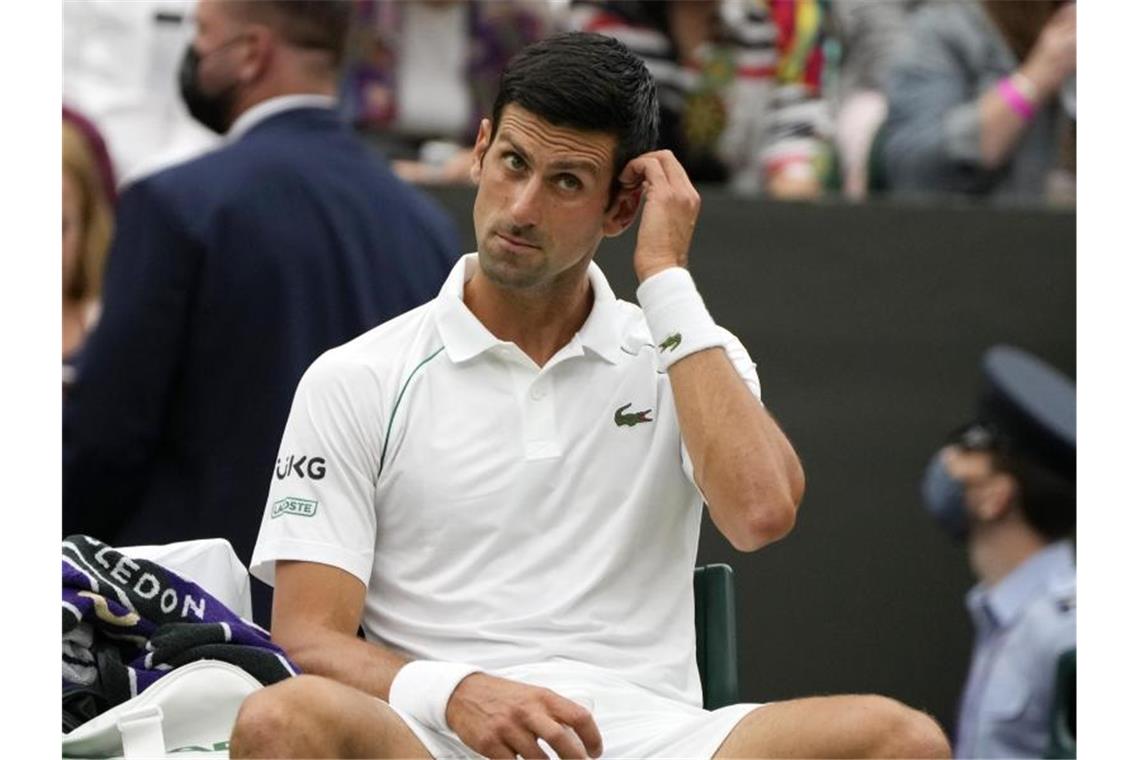 Novak Djkovic zeigt sich nachdenklich nach dem Verlust des ersten Satzes. Foto: Kirsty Wigglesworth/AP/dpa