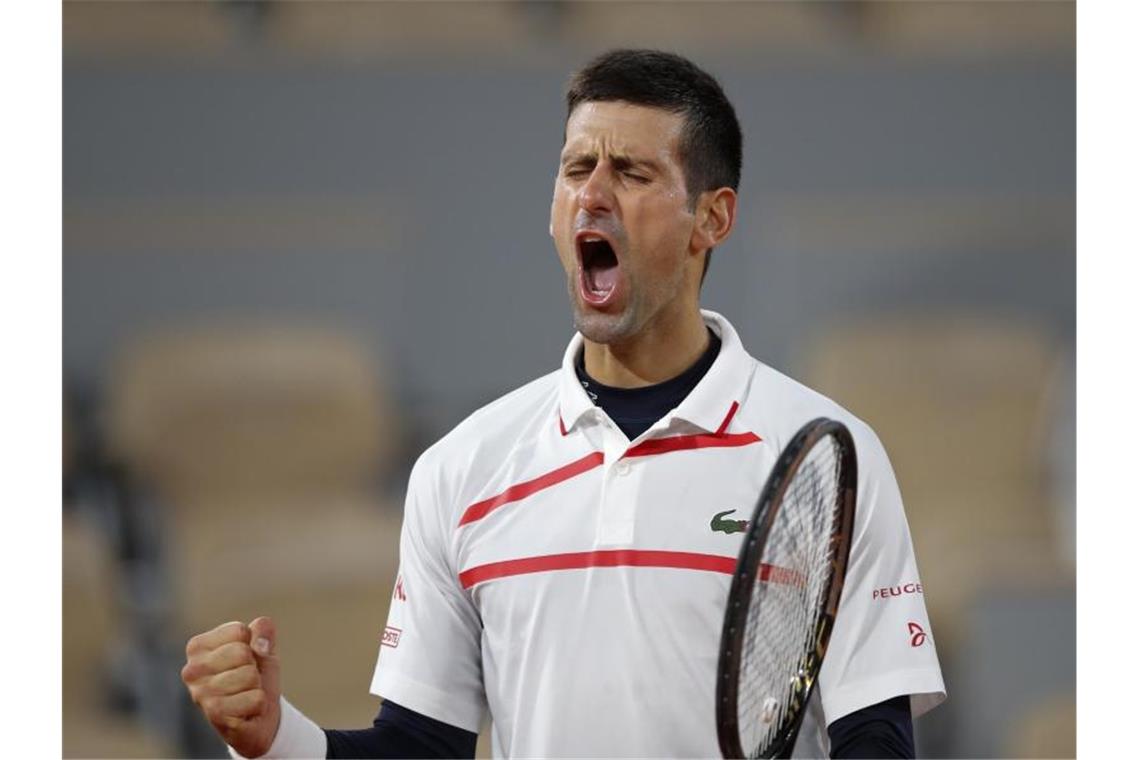 Novak Djokovic bekommt es im Semifinale mit dem Griechen Stefanos Tsitsipas zu tun. Foto: Alessandra Tarantino/AP/dpa