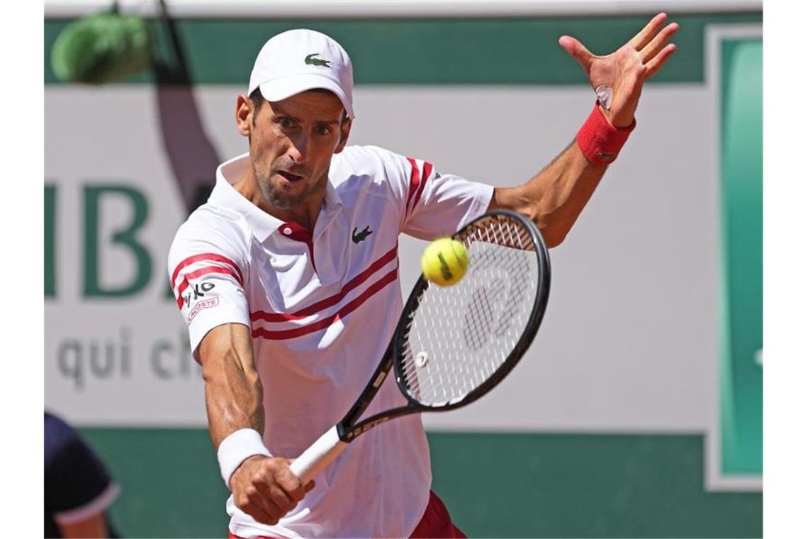 Sieg bei den French Open: Djokovic jagt Federer und Nadal Novak Djokovic drehte im Finale einen 0:2-Satzrückstand noch in einen Sieg. Foto: Michel Euler/AP/dpa