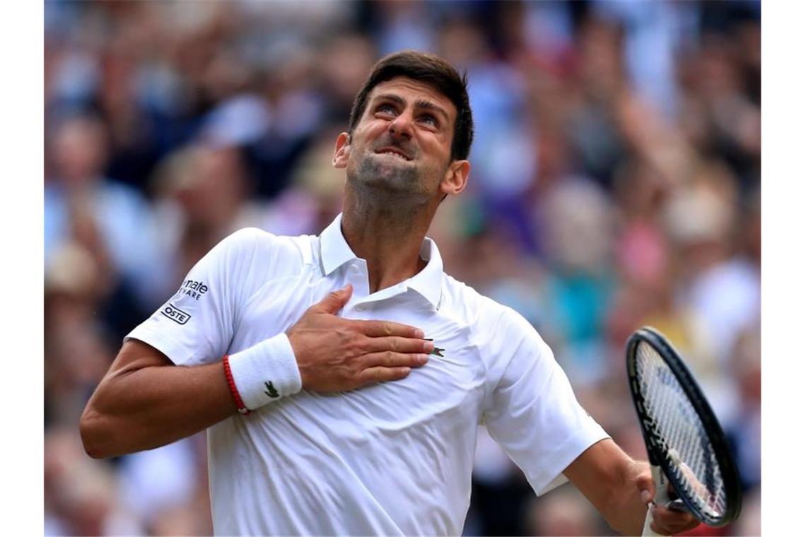 Djokovic erster Wimbledonsieger nach Matchbällen seit 1948 Novak Djokovic feiert seinen Sieg im Finale von Wimbledon. Foto: Mike Egerton/PA Wire