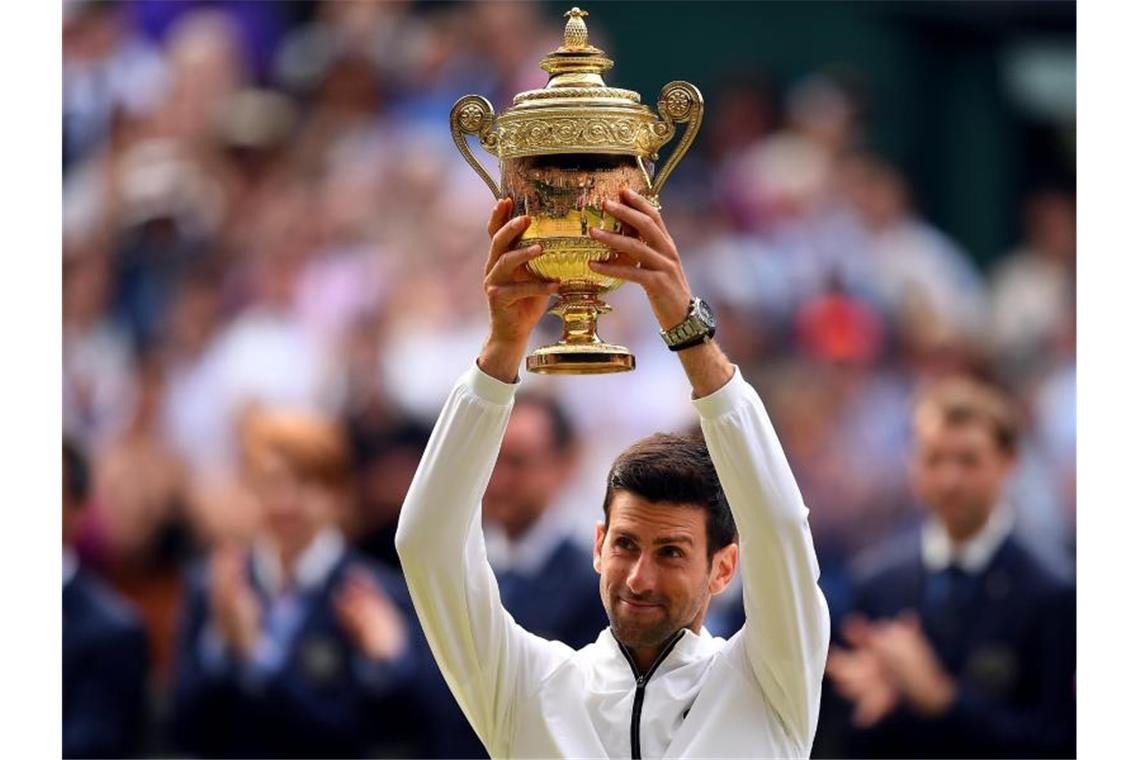 Djokovic siegt im längsten Wimbledon-Finale gegen Federer Novak Djokovic hält die Wimbledon-Trophäe zum fünften Mal in seinen Händen. Foto: Victoria Jones/PA Wire