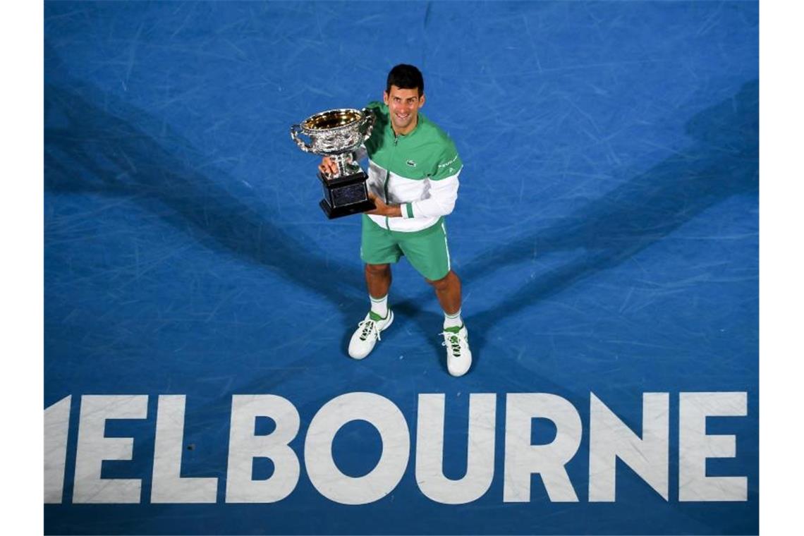 Ungereimtheiten bringen Djokovic in Bedrängnis Novak Djokovic hält nach seinem Sieg im Finale den Pokal in den Händen. (Archivbild). Foto: James Ross/AAP/dpa