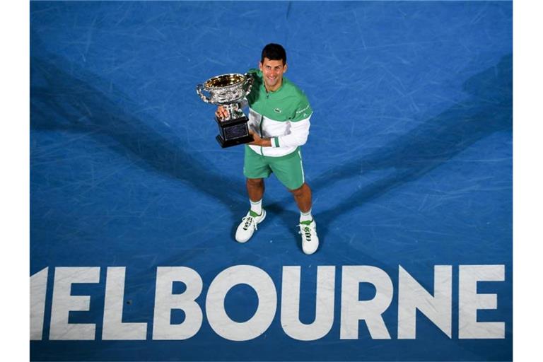 Novak Djokovic hält nach seinem Sieg im Finale den Pokal in den Händen. (Archivbild). Foto: James Ross/AAP/dpa