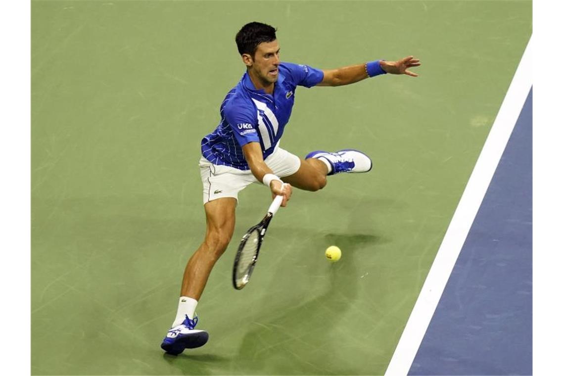 US Open: Deutsches Quartett weiter - Wirbel um Corona-Fall Novak Djokovic hat durch seinen Sieg gegen Damir Dzumhur die zweite Runde erreicht. Foto: Frank Franklin II/AP/dpa