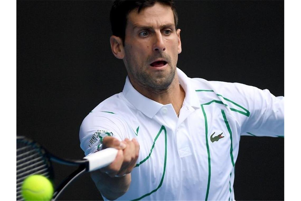 Tennis-Stars Federer und Djokovic vor Melbourne-Duell Novak Djokovic hatte keine Probleme mit seinem Achtelfinalgegner. Foto: Lukas Coch/AAP/dpa
