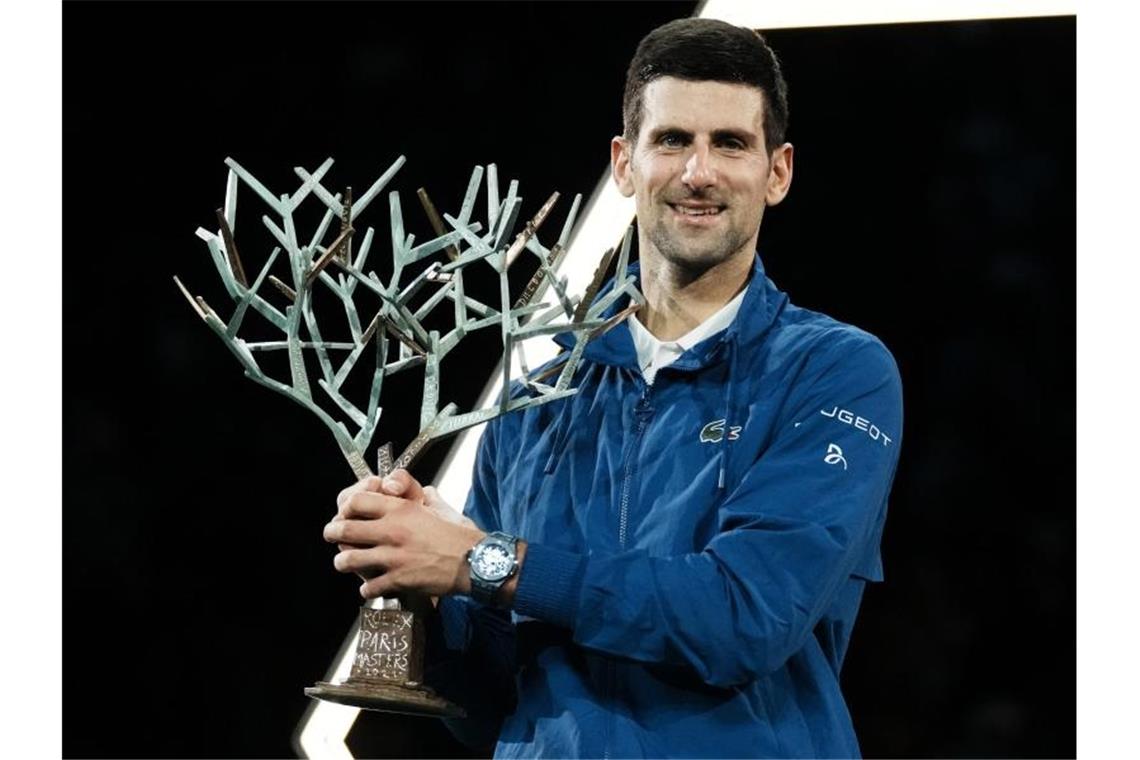 Novak Djokovic holte in Paris seinen insgesamt 37. Masters-Titel. Foto: Thibault Camus/AP/dpa