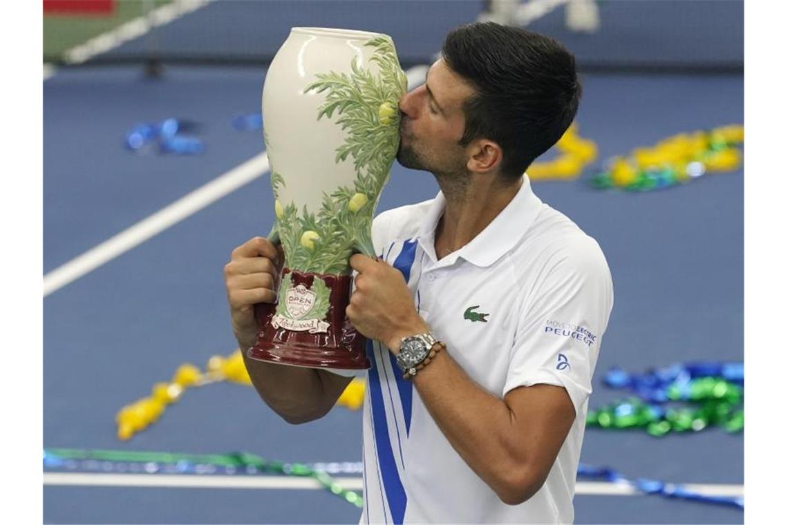 Angeschlagener Djokovic gewinnt Turnier in New York Novak Djokovic holte sich den 35. Masters-Titel seiner Karriere. Foto: Frank Franklin Ii/AP/dpa