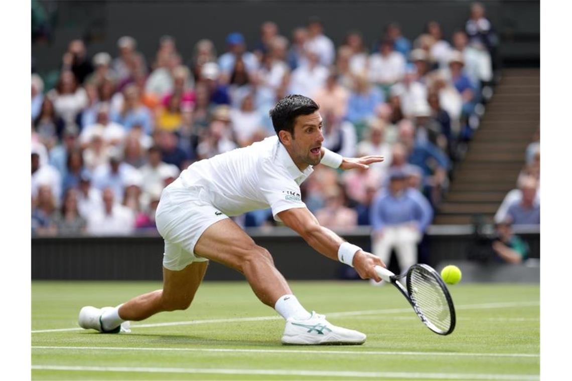 Djokovic stellt in Wimbledon Rekord ein und will mehr Novak Djokovic im Finale in Aktion. Foto: John Walton/PA Wire/dpa