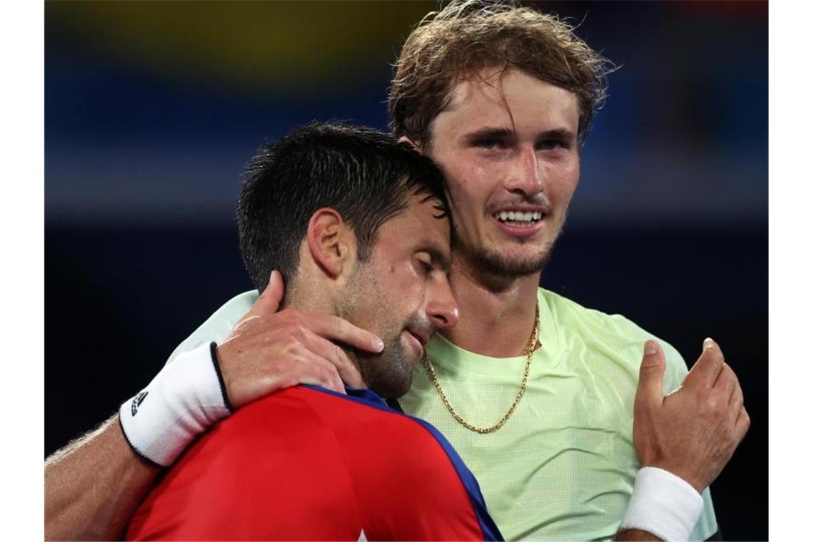 Novak Djokovic (l) gratuliert Alexander Zverev zum Einzug ins Finale. Foto: Jan Woitas/dpa-Zentralbild/dpa