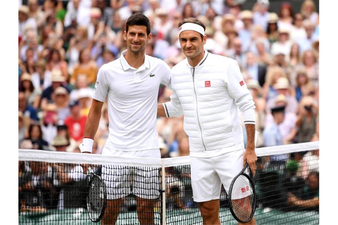 Djokovic siegt im längsten Wimbledon-Finale gegen Federer Novak Djokovic (l) und Roger Federer lächeln vor dem Spiel in die Kamera. Foto: Laurence Griffiths/Pool/PA Wire