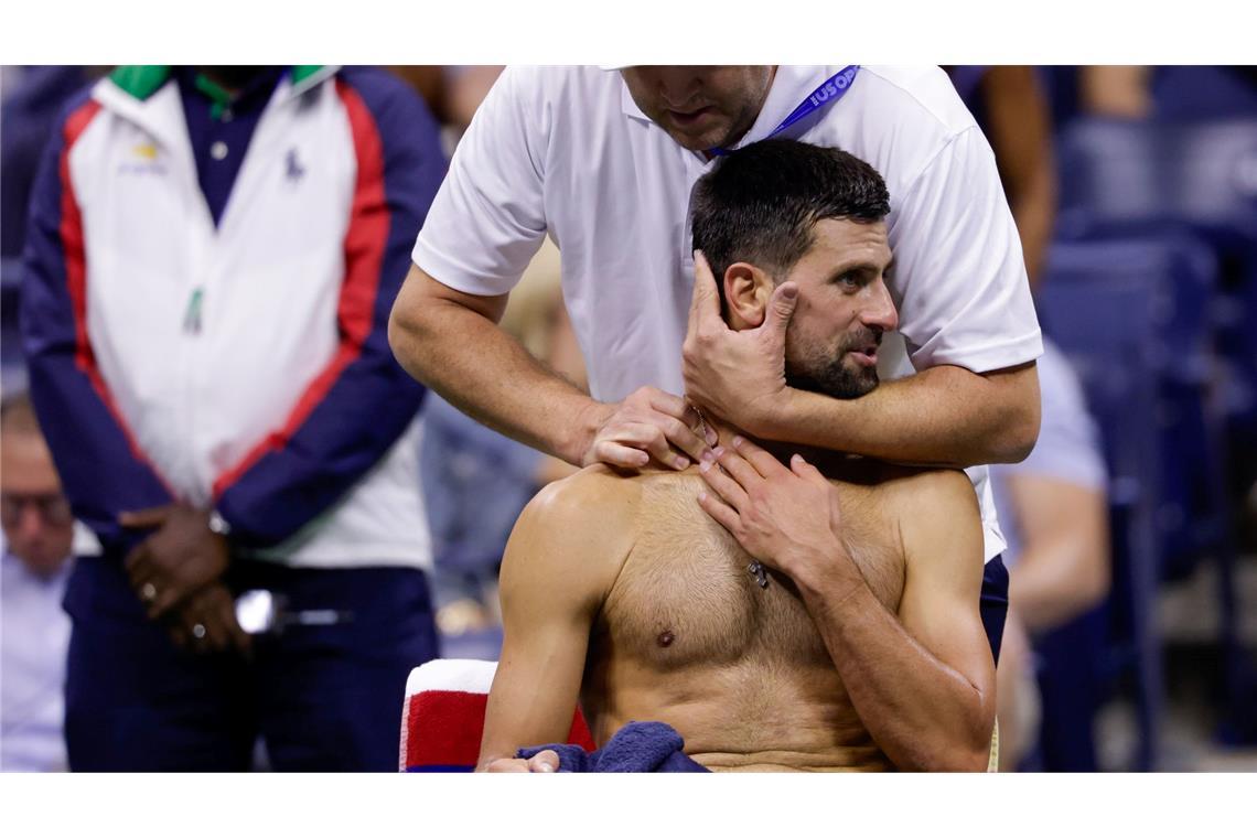 "Hat mich zerpflückt": Struff gnadenlos von Djokovic besiegt Novak Djokovic ließ sich nach dem ersten Satz im Nacken - und Schulterbereich behandeln. Auch nach dem zweiten Satz rief er den Physiotherapeuten.