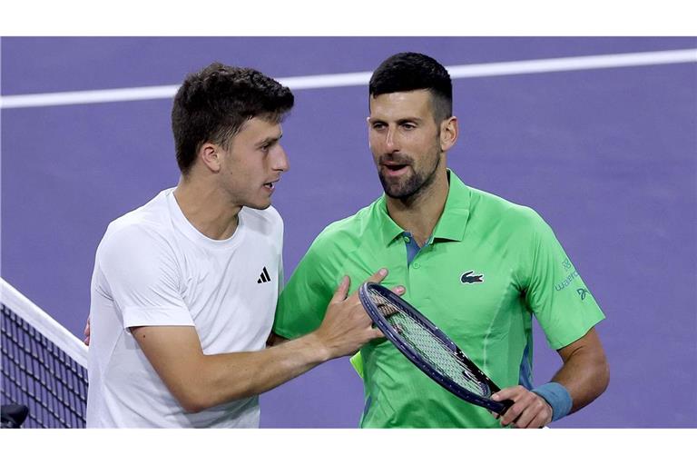 Novak Djokovic (rechts) scheiterte an Luca Nardi.