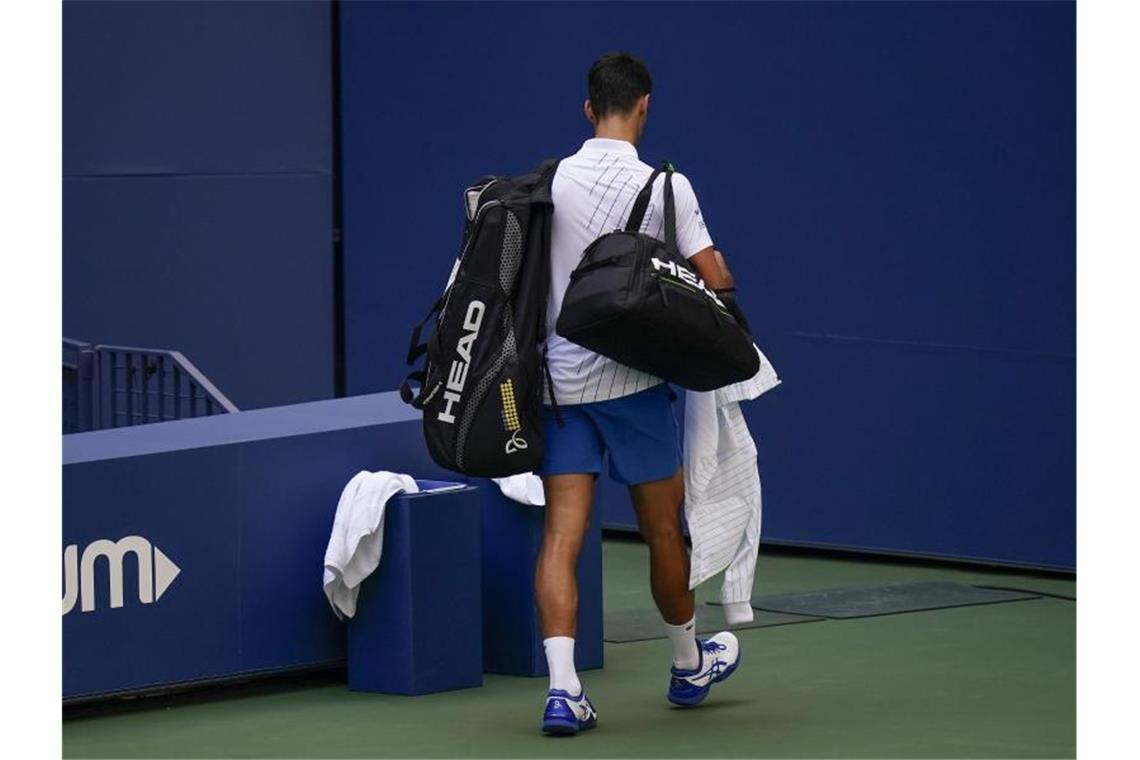 Novak Djokovic schied nach seiner Disqualifikation aus. Foto: Seth Wenig/AP/dpa
