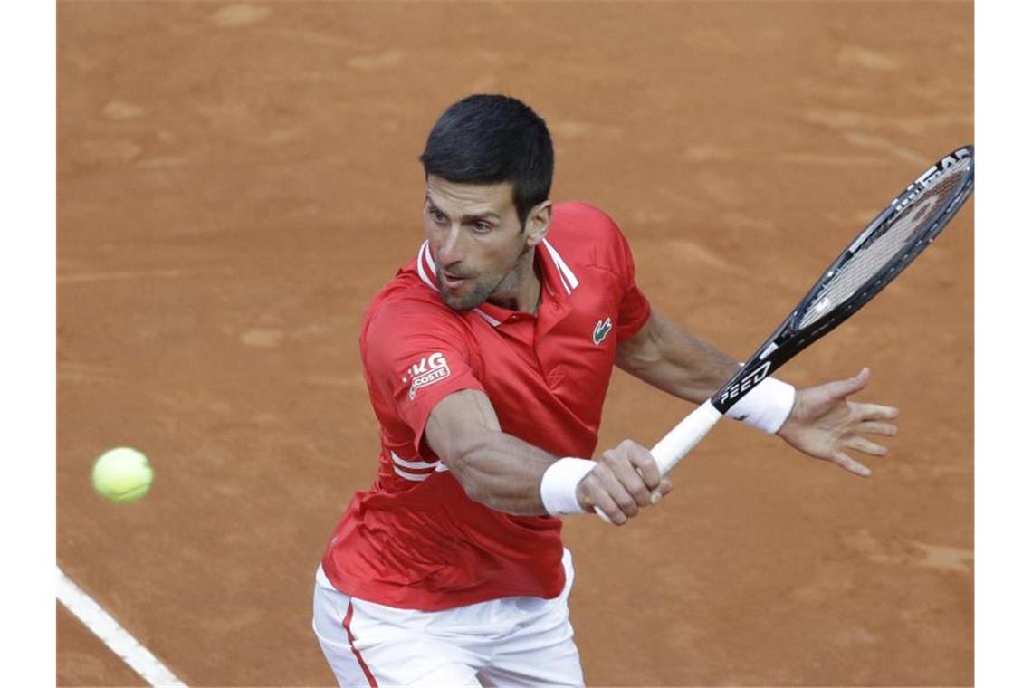 Novak Djokovic setzte sich gegen Lorenzo Sonego erst nach drei Sätzen durch. Foto: Gregorio Borgia/AP/dpa
