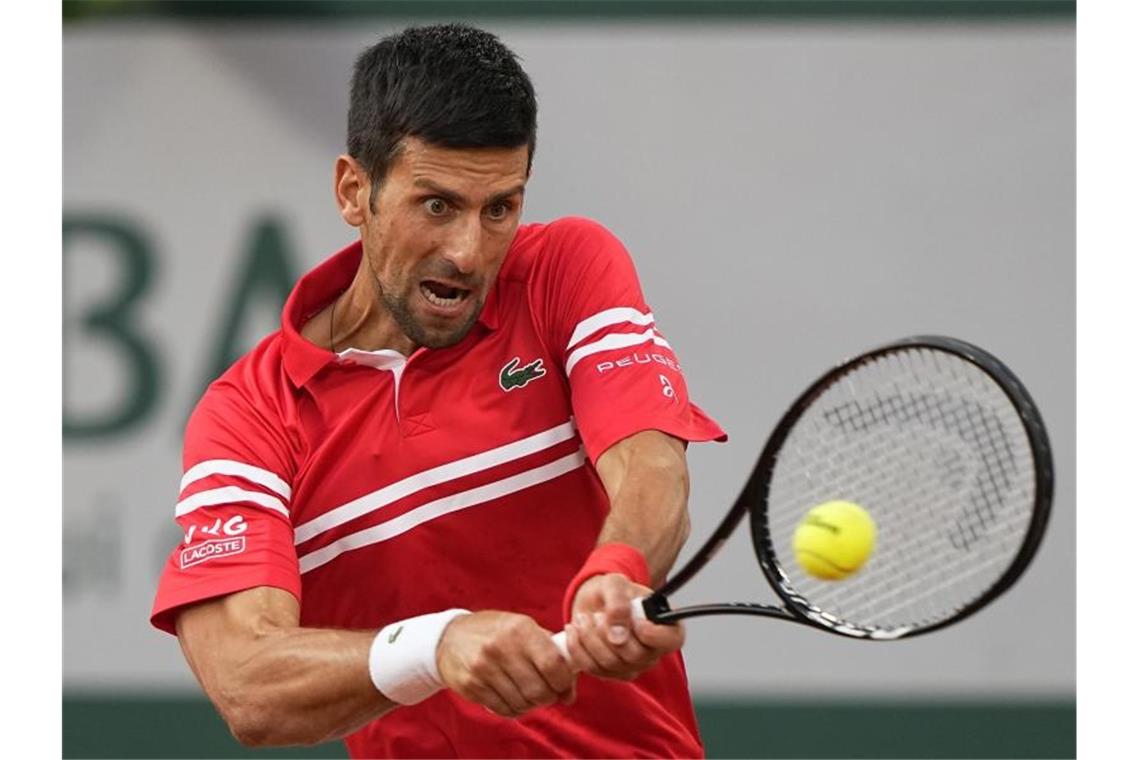 Traum-Halbfinale perfekt: Djokovic trifft in Paris auf Nadal Novak Djokovic spielte in Paris in der Abendsession. Foto: Michel Euler/AP/dpa