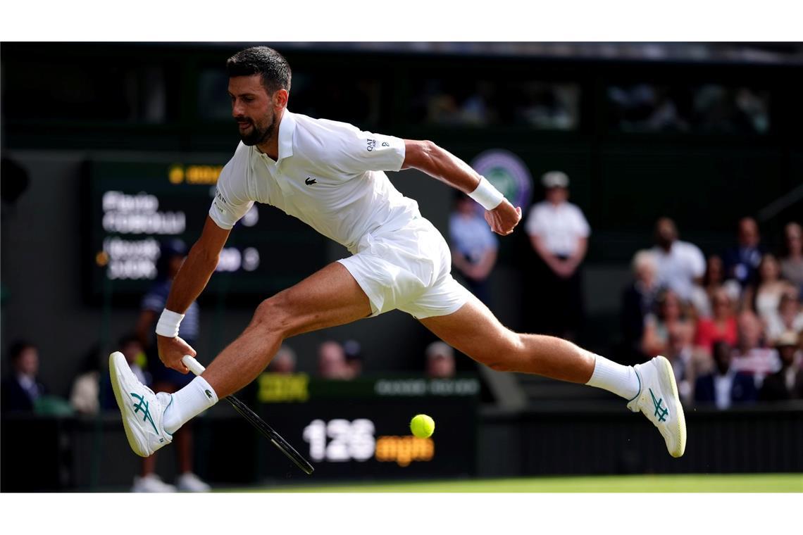 Novak Djokovic stürmt auch mit 38 noch akrobatisch ins Halbfinale.