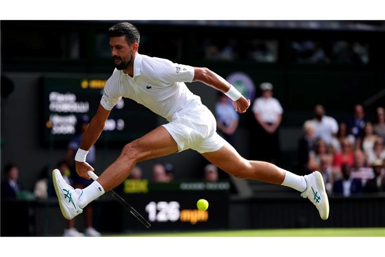 Novak Djokovic stürmt auch mit 38 noch akrobatisch ins Halbfinale.