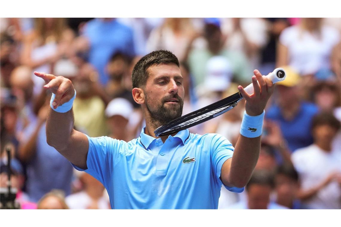 Novak Djokovic tut so, als würde er Geige spielen, nach seinem Sieg bei den US Open in New York gegen Zachary Svajda.