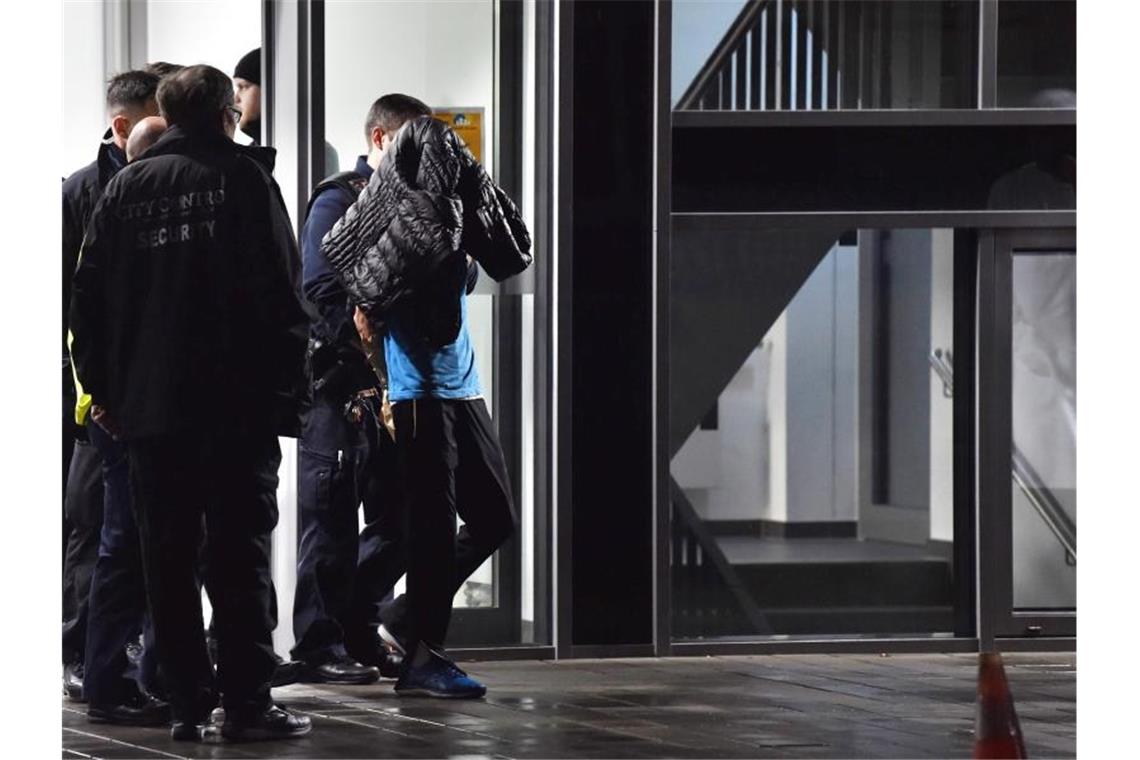 November 2019: Die Festnahmne des Täters nach den tödlichen Messerstichen auf Fritz von Weizsäcker. Foto: Paul Zinken/dpa