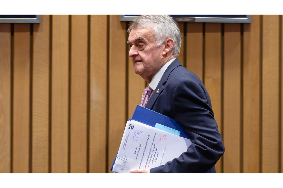 NRW-Innenminister Herbert Reul äußerte sich zum Vorfall in Bochum, bei dem ein Schuss auf eine Zwölfjährige fiel.