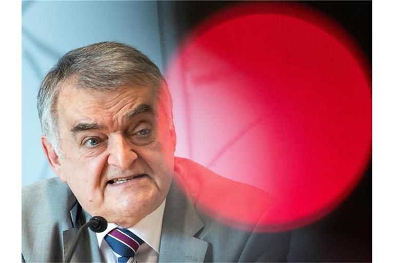 NRW-Innenminister Herbert Reul fordert eine teilweise Verdopplung der Strafen bei Kindesmissbrauch und Kinderpornografie. Foto: Federico Gambarini/dpa