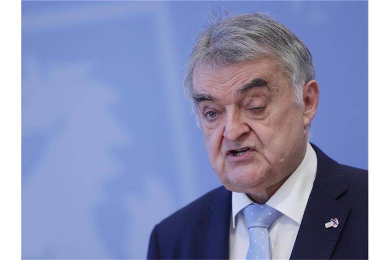 NRW-Innenminister Herbert Reul ist schockiert von den Vorwürfen und den aufgetauchten Chats. Foto: David Young/dpa