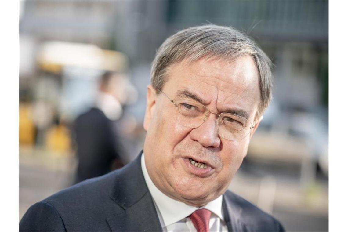 Steigende Corona-Zahlen: Debatte um Auflagen und Warn-System NRW-Ministerpräsident Armin Laschet (CDU) schlägt eine neue Art der Corona-Risikobewertung vor. Foto: Michael Kappeler/dpa