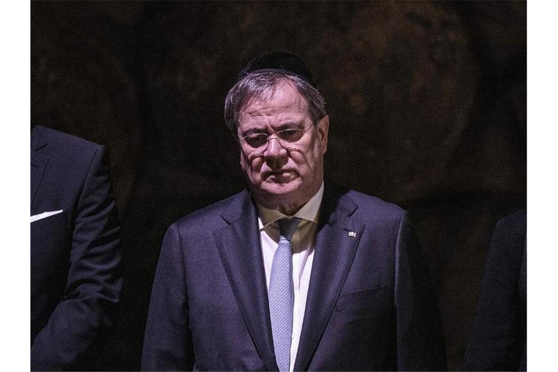 Laschet: Schäme mich für Antisemitismus und Rassismus NRW-Ministerpräsident Armin Laschet (M.) in der Holocaust-Gedenkstätte Yad Vashem. Foto: Ilia Yefimovich/dpa