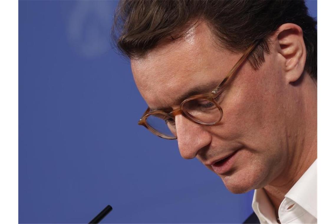 NRW-Ministerpräsident Hendrik Wüst (CDU) will auch einen Lockdown nicht mehr ausschließen. Foto: David Young/dpa