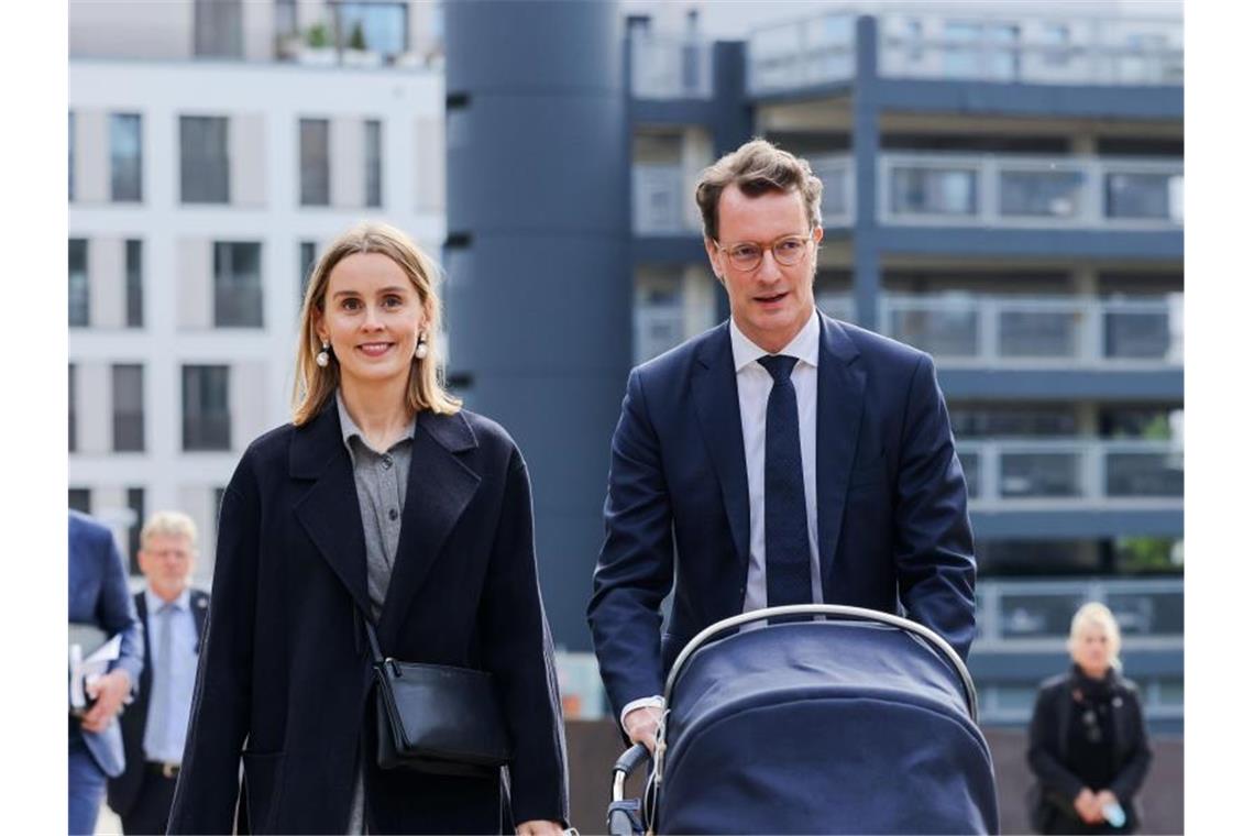 Vom neuen Stil in der deutschen Politik NRW-Ministerpräsident Hendrik Wüst kommt mit seiner Ehefrau Katharina und Tochter Philippa zum Düsseldorfer Landtag. Foto: Rolf Vennenbernd/dpa