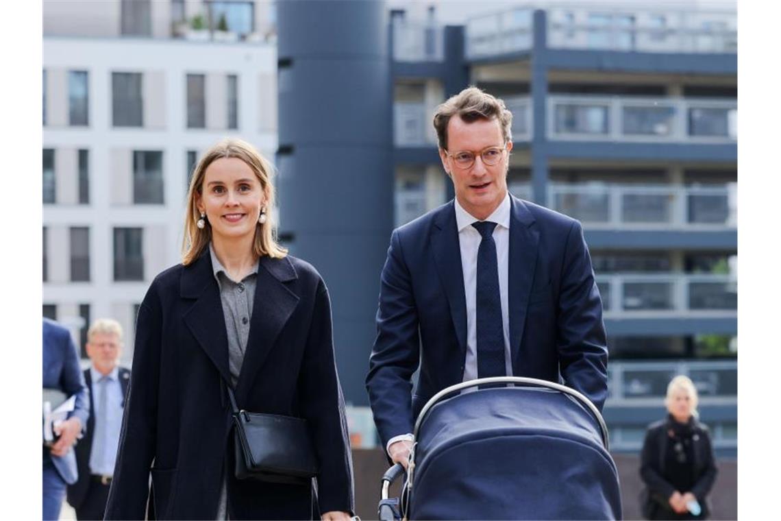 NRW-Ministerpräsident Hendrik Wüst kommt mit seiner Ehefrau Katharina und Tochter Philippa zum Düsseldorfer Landtag. Foto: Rolf Vennenbernd/dpa