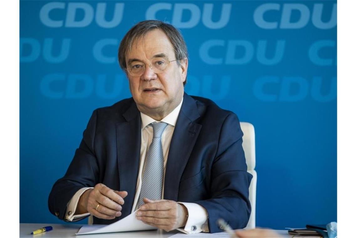Laschet: Lösung der K-Frage „kann schnell nach Ostern sein“ NRW-Ministerpräsident und CDU-Chef Armin Laschet nimmt per Videokonferenz an einer Parteivorstandssitzung teil. Foto: Odd Andersen/AFP Pool/dpa/Archivbild