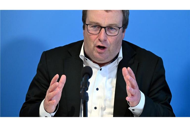 NRW-Verkehrsminister: Zahl der Schlaglöcher wird zunehmen NRW-Verkehrsminister Krischer hat eine Warnung an seinen Amtskollegen im Bund. (Archivbild)