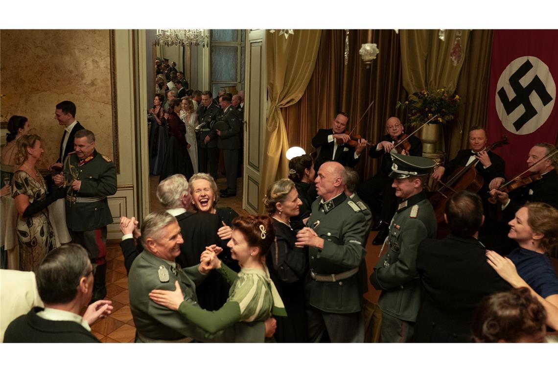 NS-Befehlshaber Meckerle setzt auch Buback unter Druck: Der Gestapomann muss ihn als Abendbegleiter seiner heimlichen Geliebten, der Schauspielerin Marleen Baumann vertreten.