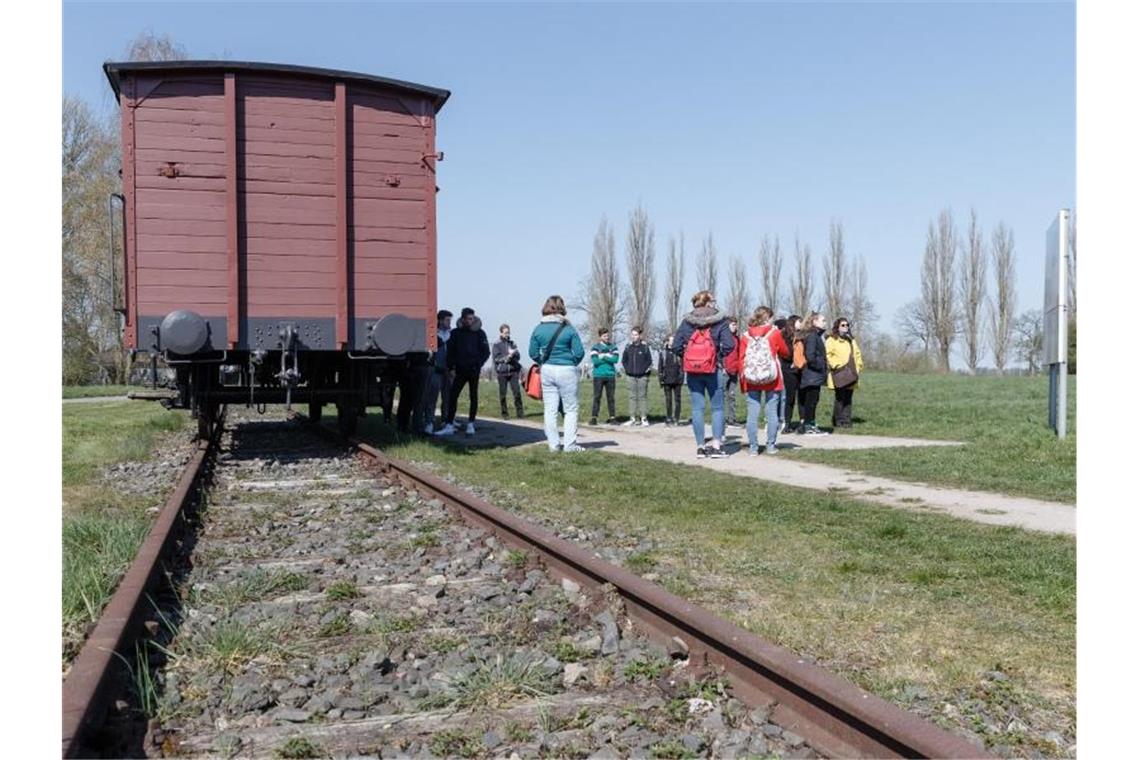 NS-Opfer aus den Niederlanden fordern Entschädigungen für Zugfahrten ins KZ. Foto: Markus Scholz/dpa/Symbolbild
