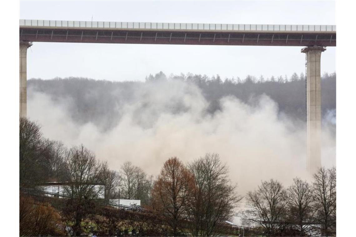 Riesige Talbrücke der A45 erfolgreich gesprengt Nsch der „Bilderbuchsprengung“ ist die alte Talbrücke Rinsdorf Geschichte. Foto: Rene Traut/dpa