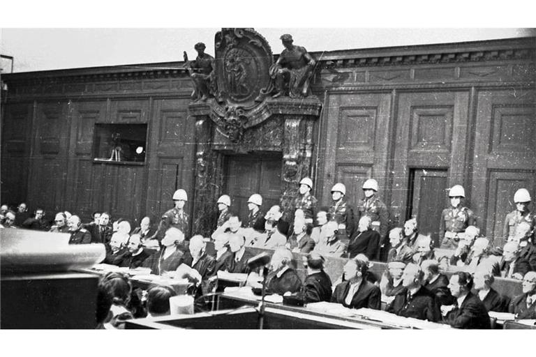 Nürnberger Prozess gegen die Hauptkriegsverbrecher - Original-Bildunterschrift: Am 20. November 1945 begannen vor einem Internationalen Militärtribunal in Nürnberg die sogenannten Kriegsverbrecherprozesse gegen die prominenten Führer des 1000 jährigen Reiches, mit Göring, Hess, von Ribbentrop, Keitl, Rosenberg, Frank, Frick, Streicher und Funk.