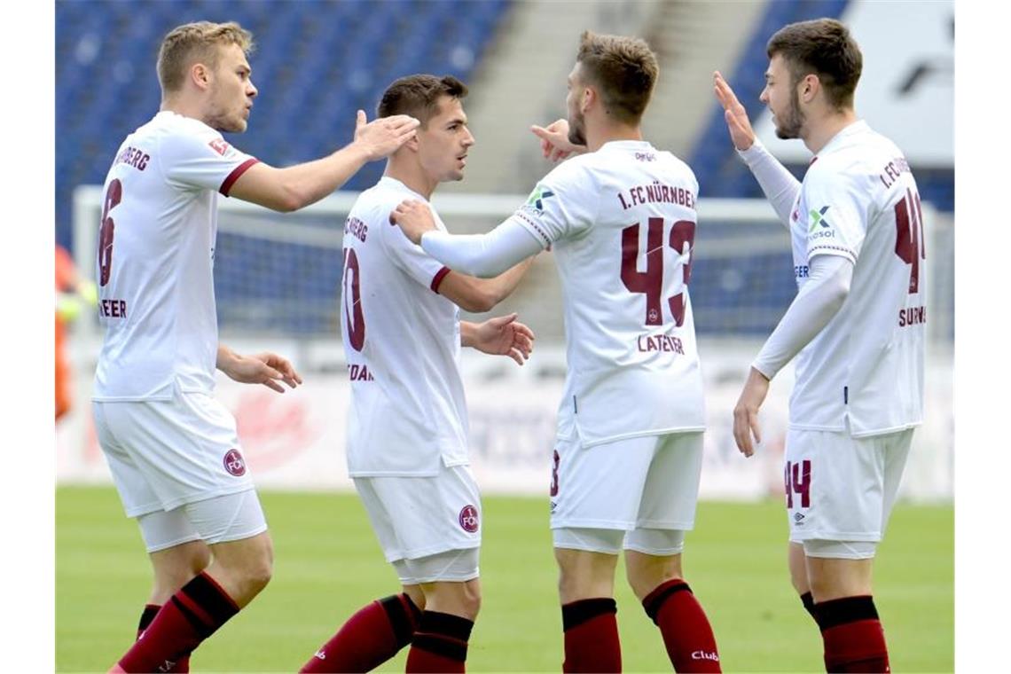 Begeisterung in Bochum und Fürth - Enttäuschung in Kiel Nürnbergs Erik Shuranov (r) steuerte zwei Treffer zum Club-Sieg in Hannover bei. Foto: Hauke-Christian Dittrich/dpa