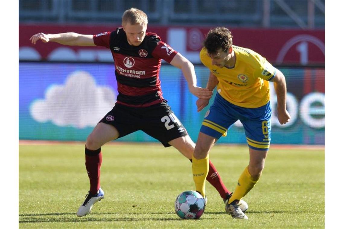 Nürnbergs Mats Möller Dähli (l) kam mit dem CLub gegen Braunschweig mit Dominik Wydra nicht über ein Remis hinaus. Foto: Timm Schamberger/dpa