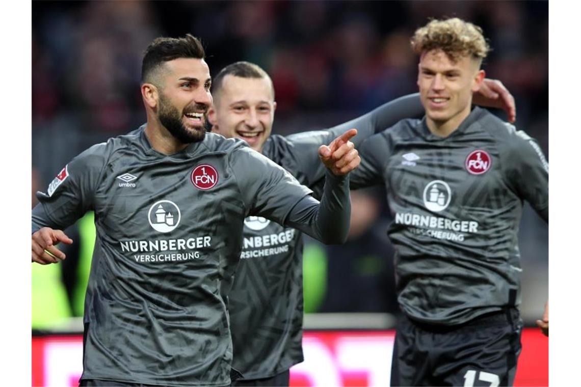 Bayerns Personal-Engpass wird gegen Nürnberg bloßgelegt Nürnbergs Mikael Ishak (l) jubelt mit seinen Kollegen Adam Zrelak (M) und Robin Hack über seinen Treffer zum 2:1. Foto: Daniel Karmann/dpa