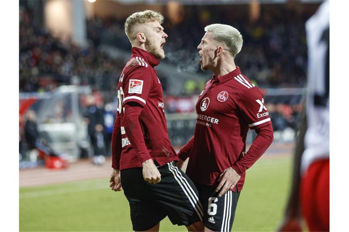 Darmstadt und St. Pauli oben - Schalke und HSV patzen Nürnbergs Tim Handwerker und Lino Tempelmann (r) feiern das späte Siegtor gegen den HSV. Foto: Löb Daniel/dpa
