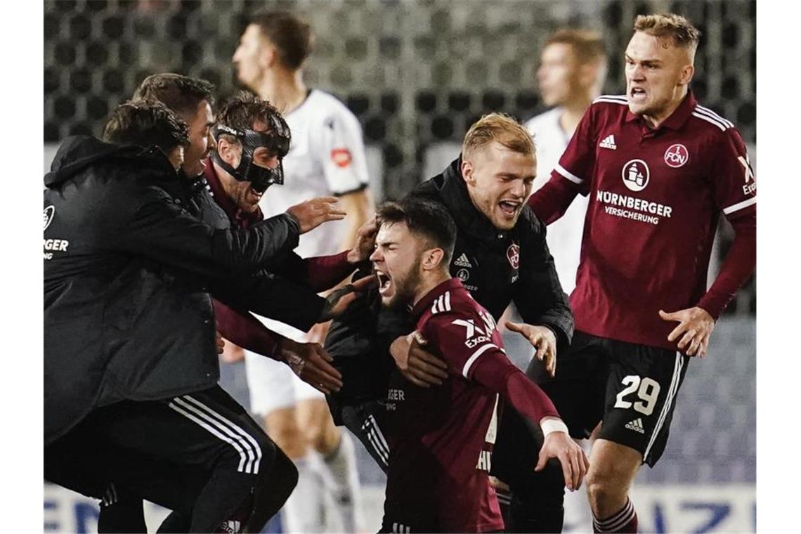 Nürnberger Joker-Glück: Klauß lobt „die Jungs von der Bank“ Nürnbergs Torschütze Erik Shuranov (M) jubelt mit Mannschaftskollegen über das Tor zum 1:2. Foto: Uwe Anspach/dpa