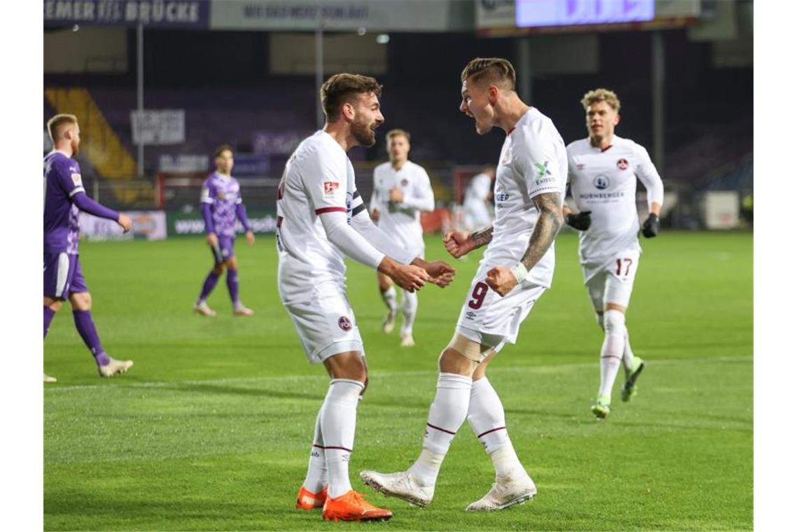 Nürnbergs Torschütze Manuel Schäffler (r) feiert seinen Treffer zur 1:0-Führung mit Enrico Valentini. Foto: Friso Gentsch/dpa