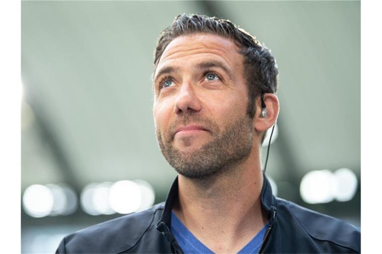 Nürnbergs Trainer Boris Schommers steht vor dem Spiel im Stadion. Foto: Swen Pförtner/Archiv